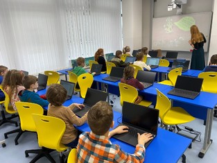 Pohled do nové IT učebny Univerzitní ZŠ Lvíčata při ČVUT Praha. Na její realizaci přispěla škole Nadace ČEZ finanční částkou 500 000 korun.

