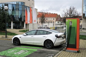 Parkoviště u Zákaznického centra Skupiny ČEZ v Plzni.