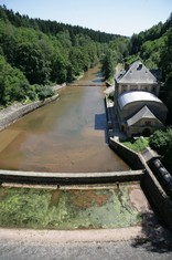 Pohled na malou vodní elektrárnu Les Království