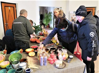 Velikonoční trhy energetiků ve vestibulu děčínského sídla ČEZ Distribuce.