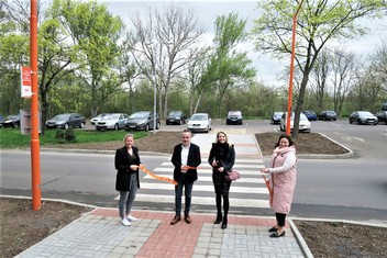 Starostka Bíliny Zuzana Schwarz Bařtipánová a ředitel Elektrárny Ledvice Miroslav Svoboda během slavnostního přestřižení pásky u nového přechodu pro chodce v ulici Sídliště Za Chlumem. Na nasvícení přechodu poskytla městu Nadace ČEZ 120 000 korun v rámci grantu Oranžový přechod.