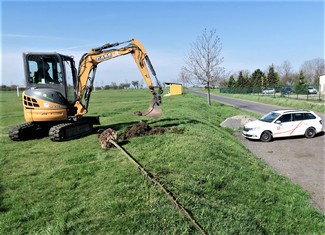 Padesát vzrostlých lip srdčitých nyní lemuje sportovní areál v Čeradicích na Žatecku. Na posledních devět z nich přispěla 64 000 korunami v rámci grantu Stromy Nadace ČEZ. Jejich výsadbu měla na starost odborná firma ARBOREA z Rakovníka.