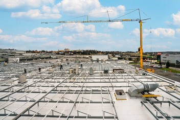 Výstavba střešní FVE Centrum Černý Most