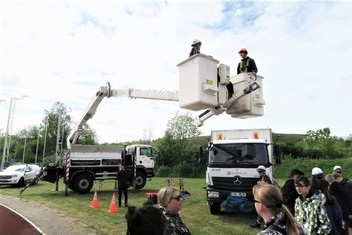 Pro ty starší patnácti let bylo největším zážitkem vystoupání k oblakům prostřednictvím  vysokozdvižné plošiny.