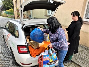 Pracovnice Domova sv. Máří Magdaleny Jiřetín pod Jedlovou během vykládky dovezených věcí pro matky s dětmi, které zde našly svůj dočasný azyl. Během dvou charitativních sbírek s názvem Průvan v šatníku (před loňským Mikulášem a nyní 4. května) pro ně dokázali energetici ze Skupiny ČEZ nashromáždit více než 300 kg potřebných a užitečných věcí, převážně různého zánovního nebo málo nošeného ošacení a bot pro všechna roční období. 