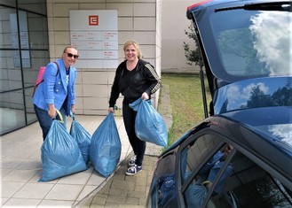 Pro vše si do Plzně jako vždy přijela vedoucí Oblastní charity Rokycany Jana Kovářová (vpravo) osobně.  Vlevo Lucie Brožová z pražské Arcadie.