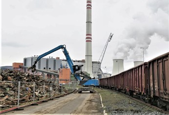 Odvoz šrotu v praxi vypadá tak, že po koleji vlečky jsou do areálu přistaveny nákladní železniční vagony, z nichž každý pojme 45 tun šrotu. Celý vlak má 25 vagonů, přičemž na kolej uvnitř bývalé jedničky se jich vejde maximálně devět + lokomotiva. Takže v přepočtu jsou to tři přistavení v poměru 8:8:9 vagonům.  