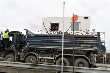 Nejdříve si dodavatelská firma naloží nákladní auto železem v deponii a to pak vjede na kontrolní váhu. Zároveň proběhne vizuální kontrola korby shora, zda se v něm při nabírání šrotu neocitlo i něco jiného.