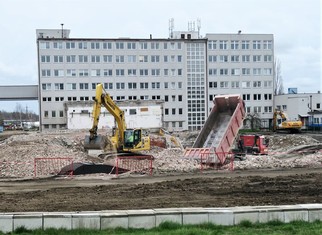 Vybouraný stavební materiál prošel certifikací a je nyní využíván k zásypu podzemních prostor, tedy jímek, šachet a kanálů, jimiž vedly kabeláže, napájecí potrubí a podobně.