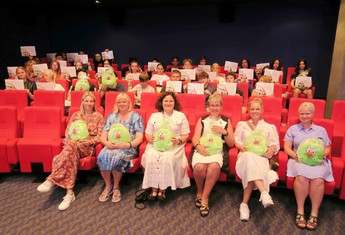 Společné foto žáků z 9.A a 9.B po obdržení Pamětních listů. V první řadě zleva: Martina Fryčová, zástupkyně ředitelky školy; Marie Sechovcová, ředitelka školy; Marcela Dvořáková, místostarostka Bíliny; Eva Böhmová, vedoucí odboru školství, sociálních věcí a zdravotnictví MěÚ Bílina; Veronika Köhler, třídní učitelka 9.B a Petra Helclová, třídní učitelka 9.A.