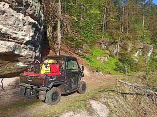 Nový pomocník strážců Národního parku České Švýcarsko - čtyřkolka s hasícím vybavením do nepřístupného terénu.