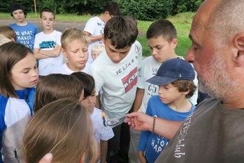 S busolou a určování azimutů se většina táborníků setkala vůbec poprvé. Proto některým skupinám trvalo trochu déle, než určily správný směr a posléze někde našly v prunéřovském kempu ukrytý meč.