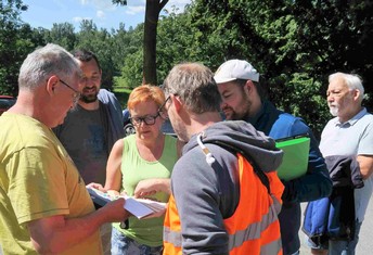 Debata nad vzorníkem barev. Vpředu vlevo majitel stavební firmy specializující se na obnovu památek Josef Kabáč; vpředu vpravo  Petr Feige z územního odborného pracoviště Národního památkového ústavu v Liberci. Uprostřed starostka Marie Bernátová; vlevo místostarosta Pavel Erben a vpravo Robert Blanda, referent památkové péče MěÚ Česká Lípa. Zcela vpravo přihlíží Jan Souček, vikariátní stavební technik litoměřického biskupství, zároveň i čeká na konečný verdikt co se barevnosti fasády týče.

