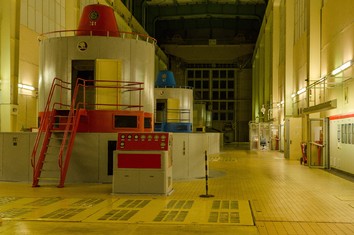 Noční strojovna vodní elektrárny Orlík