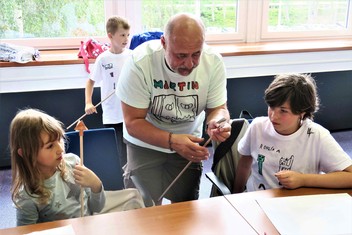 Hned druhý den se během svého pobytu v kinosále Elektrárny Tušimice pustily děti za pomoci Martina Šíla a Olgy Pazderové do výroby šípů, jimiž ve finále proklály Ender draka.