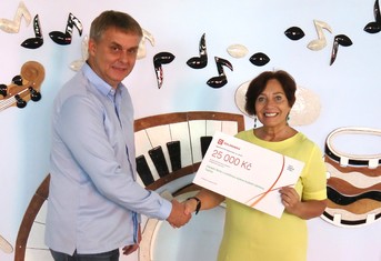 Symbolický šek ve výši 25 000 korun převzala z rukou Milana Bláhy, zástupce ČEZ Teplárenské,  ředitelka Základní školy s rozšířenou výukou hudební výchovy v Teplicích Naděžda Köhlerová. Škola si za celou pořídila dvanáct stereomikroskopů - binokulárních lup.