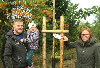 Malá Bela si za vydatné pomoci tatínka Jaroslava a maminky Kristýny zasadila svůj  dub zimní.