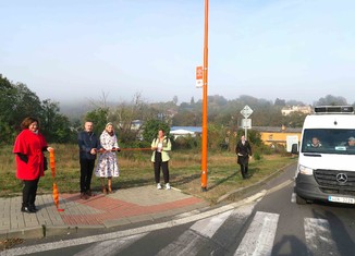  Starostka Bíliny Zuzana Schwarz Bařtipánová a ředitel Elektrárny Ledvice Miroslav Svoboda během slavnostního přestřižení pásky u nového přechodu pro chodce na křižovatce ulic Spojovací a 5. května. Na nasvícení přechodu poskytla městu Nadace ČEZ 120 000 korun v rámci grantu Oranžový přechod.