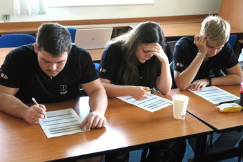 Trojice ze SPŠ Emila Kolbena v Rakovníku během soustředění se nad závěrečným testem.