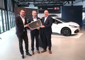 Převzetí nových elektromobilů CUPRA Born: (zleva) Jakub Bosák (ČEZ), Aleš Novák (CUPRA), Miroslav Bláha (Autocentrum Šmucler)