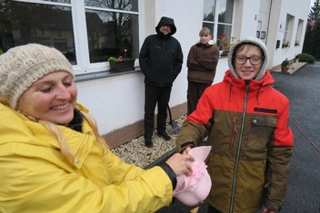 Ač na zahradě už dva ořešáky mají, los určil Klanu Bartáků, že zasadí a budou se starat o ořešák.