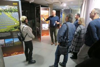 Účastníky vernisáže provedl celou výstavou jeden z jejích autorů Marek Novák.