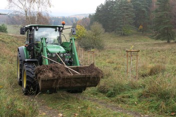 Národní Geopark Ralsko pokračuje ve výsadbě Aleje vzpomínek na památku zaniklých obcí v bývalém vojenském prostoru. Další jabloně a hrušně, které v sobotu 11. listopadu vysadili zaměstnanci Geoparku spolu s dobrovolníky a přáteli, tak připomínají pohnutou historii kraje. Pocházejí totiž z roubů starých ovocných stromů, které přežily jako poslední připomínka bývalého osídlení. Výsadbu již po čtvrté v řadě podpořila Nadace ČEZ v rámci grantu Stromy.

