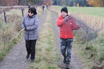 Národní Geopark Ralsko pokračuje ve výsadbě Aleje vzpomínek na památku zaniklých obcí v bývalém vojenském prostoru. Další jabloně a hrušně, které v sobotu 11. listopadu vysadili zaměstnanci Geoparku spolu s dobrovolníky a přáteli, tak připomínají pohnutou historii kraje. Pocházejí totiž z roubů starých ovocných stromů, které přežily jako poslední připomínka bývalého osídlení. Výsadbu již po čtvrté v řadě podpořila Nadace ČEZ v rámci grantu Stromy.

