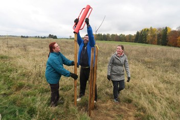 Národní Geopark Ralsko pokračuje ve výsadbě Aleje vzpomínek na památku zaniklých obcí v bývalém vojenském prostoru. Další jabloně a hrušně, které v sobotu 11. listopadu vysadili zaměstnanci Geoparku spolu s dobrovolníky a přáteli, tak připomínají pohnutou historii kraje. Pocházejí totiž z roubů starých ovocných stromů, které přežily jako poslední připomínka bývalého osídlení. Výsadbu již po čtvrté v řadě podpořila Nadace ČEZ v rámci grantu Stromy.

