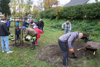 Mix čtrnácti ovocných stromů zakořeňuje od neděle 5. listopadu v podkrušnohorské obci Krásný Les na Karlovarsku. V budoucnu by tento ovocný sad měl tvořit klidovou relaxační zónu s naučnými prvky pro děti i dospělé, neboť mezi stromy jsou i méně známé odrůdy, byť pro tuto oblast původní. Výsadbu za 150 000 korun získaných od Nadace ČEZ v rámci grantu Stromy zrealizoval zapsaný spolek Občané Krásného Lesa sobě.