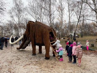 Socha mamuta Mannyho z Doby Ledové, ovšem se skluzavkou, se stala od pondělí 27. listopadu jednou z dominant Pohádkového lesa v Bílině. Jako první si ji vyzkoušely děti ze třídy Motýlek z MŠ Čapkova.