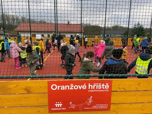 Na realizaci nového hřiště přispěla obci Nadace ČEZ v rámci grantu Oranžové hřiště.