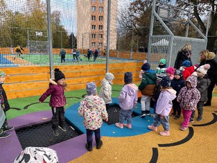 Nové herní prvky pro menší děti se nacházejí na vnější části revitalizovaného  sportoviště.