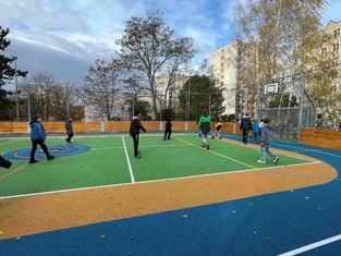 Nové sportoviště si pochopitelně musela ihned vyzkoušet místní omladina.