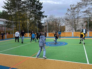 První fotbálek na novém víceúčelovém hřišti pro míčové sporty.