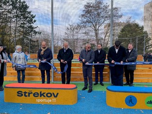 Slavnostní přestřižení pásky za účasti zástupců Skupiny ČEZ, magistrátu Ústí nad Labem a městského obvodu Střekov.