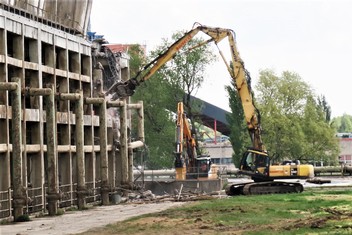 Jako první podlehly demoličnímu výměru ventilátorové chladicí věže.