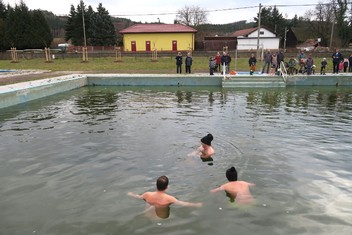 Tři zachránci reputace Kameňáckého otužilce, voda měla kolem šesti stupňů.