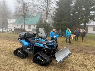 Ač pokřtěná, na své jméno čtyřkolka teprve čeká. Vyberou ho děti z lyžařského oddílu Horského spolku Adolfov. Na snímku je předseda spolku David Starý.

