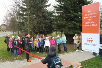 Ještě než došlo na slavnostní přestřižení pásky, připomenula starostka Struhařova Jitka Zákravská, jak důležité je, mít v obci nasvícený Oranžový přechod, zároveň poděkovala Nadaci ČEZ za přiznaný grant ve výši 120 000 korun.