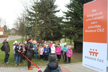 Ještě než došlo na slavnostní přestřižení pásky, připomenula starostka Struhařova Jitka Zákravská, jak důležité je, mít v obci nasvícený Oranžový přechod, zároveň poděkovala Nadaci ČEZ za přiznaný grant ve výši 120 000 korun.