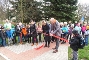 Slavnostního přestřižení pásky u Oranžového přechodu v obci Struhařov se ujali starosta Jitka Zákravská, ředitelka tamní ZŠ Jana Dvořáková a regionální zástupce Nadace ČEZ Ota Schnepp.