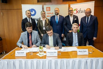 Podpis smluv mezi ČEZ a distributory tepla v Orlové a Bohumíně. 
Dole (zleva) René Kolek, předseda představenstva společnosti SMO – městská akciová společnost Orlová, Rostislav Díža, generální ředitel a předseda představenstva ČEZ Teplárenská a Marek Pieklo, předseda představenstva společnosti BM servis.  
Nahoře (zleva) Pavel Cyrani, místopředseda představenstva ČEZ, Lenka Brzyszkowská, starostka Orlové, Josef Bělica, hejtman Moravskoslezského kraje, Kamil Čermák, předseda představenstva a generální ředitel ČEZ ESCO a Petr Vícha, starosta Bohumína a senátor.