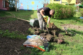 O výsadbu nových stromů se v areálu SOS dětské vesničky postarali zaměstnanci specializované zahradnické firmy z Citic.  (PE-REZA) 