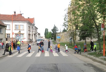 jako první ještě před přestřižením pásky se po přechodu prošly děti z místní mateřinky.