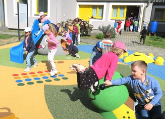 Herní prvky (multifunkční sestava a kreslící tabule), speciální plochu s 3D prvky (mini šnek, Slunce, mini chobotnice) a spoustu 2D grafických herních motivů (skákací želva, skákací kruh, letadlo, skákací hvězdice, skákací panák, bílý mrak, skok do dálky, sysel, twister a set kamenů) mají nyní k dispozici na své zahradě  děti z chomutovské MŠ Pohádka na sídlišti Kamenná. Na vybudování tohoto originálního Oranžového hřiště přispěla Nadace ČEZ rovným milionem korun.