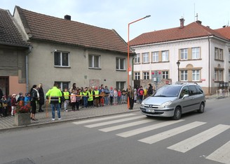 Pásku natahují starosta Jiří Kábrt a Jana Hrdinová z Nadace ČEZ.