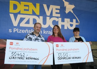 Obdarování zástupci nemocnic, Kateřina Tobiášová-Matysová, manažerka řízení lidských zdrojů Skupiny Nemocnice Plzeňského kraje, a Ondřej Provalil, člen představenstva a ředitel Nemocnice Klatovy s vypsanými symbolickými šeky od Nadace ČEZ. Ty jim za nadaci předala Vladimíra Rosendorfová