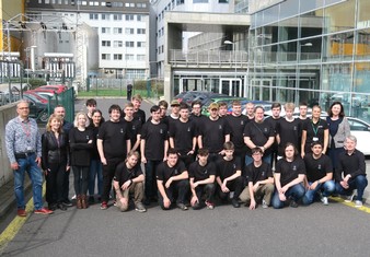 Společné foto všech účastníků Energetické maturity 2024 před Elektrárnou Ledvice.