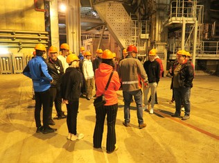 Průvodcem účastníků Energetické maturity po výrobních provozech  Elektrárny Ledvice byl Petr Jirava, expert provozu, údržby a rozvoje B6 660 MW. Byl i autorem závěrečného zkušebního testu. Na snímku jsou v kotelně výrobního bloku 6.

